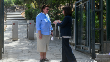 Στην Ακρόπολη η Σακελλαροπούλου - Ξεναγήθηκε από τη Λίνα Μενδώνη