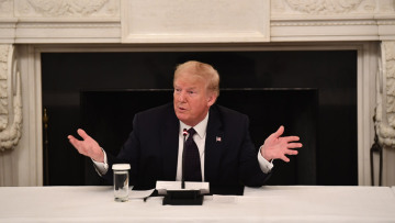 Τραμπ: Παίρνω ένα χάπι υδροξυχλωροκίνης εδώ και 10 ημέρες!