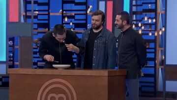 MasterChef: Ο Σωτήρης Κοντιζάς βρήκε κόκκαλο στο πιάτο που μαγείρεψε ο Λεωνίδας Κουτσόπουλος!