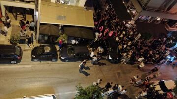 Οι Θεσσαλονικείς επιμένουν στον... συνωστισμό: Take away «πάρτι» έξω από μπαρ (βίντεο, φωτ.)