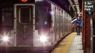 Νέα Υόρκη: Ασυγκράτητο ζευγάρι έκανε σεξ «φόρα παρτίδα» σε σταθμό του μετρό - Δείτε βίντεο