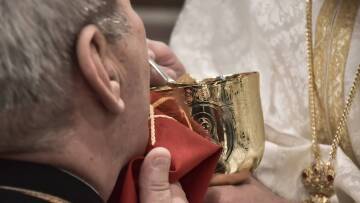 Θεία Κοινωνία: «Δεν έρχομαι σε αντιπαράθεση με κανένα, είπα απλά τη γνώμη μου», λέει ο ιερέας που έγινε viral 