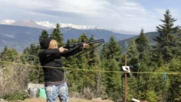 Η Λένα Κιτσοπούλου ξεσηκώνει αντιδράσεις με το σκοτωμένο ελάφι