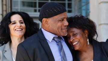 Πέρασε άδικα 37 χρόνια στη φυλακή και σήμερα υποκλίνεται μπροστά του η Αμερική