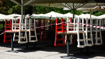 Άρση μέτρων: «Μεγάλο το κόστος των προστατευτικών μέτρων» λέει ο ταμίας των εστιατόρων