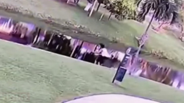 Μητέρα σπρώχνει στο νερό  τον 9χρονο αυτιστικό γιο της για να τον πνίξει - Το βίντεο σοκάρει