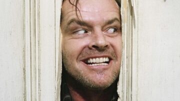 The Shining: Δείτε τον Τζακ Νίκολσον να ετοιμάζεται για τη σκηνή με το τσεκούρι