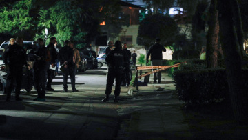 Εκτέλεση στη Βούλα - Βίντεο από τις έρευνες της αστυνομίας αμέσως μετά το έγκλημα