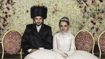 Στο εβραϊκό γκέτο της Νέας Υόρκης οι γυναίκες κάνουν τουλάχιστον 8 παιδιά: Η αληθινή ιστορία του Unorthodox