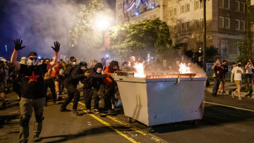 ΗΠΑ - Τζορτζ Φλόιντ: Στο κατώφλι του Λευκού Οίκου τα επεισόδια - «Λάδι στη φωτιά» ρίχνει ο Τραμπ