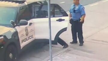 Τζορτζ Φλόιντ: Τον χτυπούσαν και μέσα στο περιπολικό - Δείτε βίντεο-ντοκουμέντο