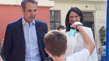 Στο 2ο δημοτικό σχολείο Καλλιθέας ο Κυριάκος Μητσοτάκης - Δείτε βίντεο