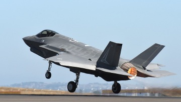 Οι ΗΠΑ «απειλούν» και τη Βρετανία για το 5G: Θα αποσύρουμε στρατιώτες και αεροπλάνα