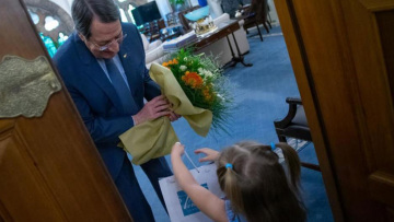 Κύπρος: Μετά την... «καραμπίνα» η μικρή Μαρία πήγε στο Προεδρικό Μέγαρο