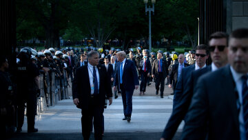 Να πώς κυβερνά ο Τραμπ: Βόλτα σε αστυνομικό κλοιό και μέσα στον Λευκό Οίκο