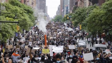 ΗΠΑ: Tο 64% των Αμερικανών συμφωνεί με τις διαδηλώσεις 