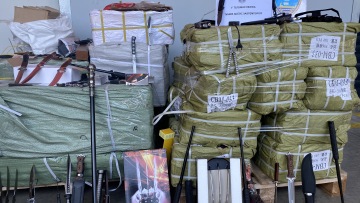 Η ΑΑΔΕ σταμάτησε κοντέινερ με 5.000 μαχαίρια, taser και σιδερογροθιές - Δείτε φωτογραφίες