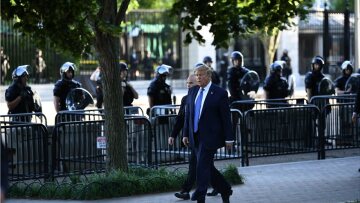 Σφοδρές αντιδράσεις για την απόφαση Τραμπ να αναπτύξει στρατό: «Έχει απολυταρχικές τάσεις» 