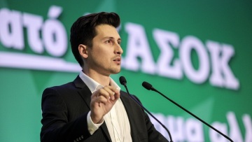 Αρχιμανδρίτης επιτέθηκε στον Χρηστίδη λόγω του νομοσχεδίου για τα ομόφυλα - Αντίδραση του ΠΑΣΟΚ