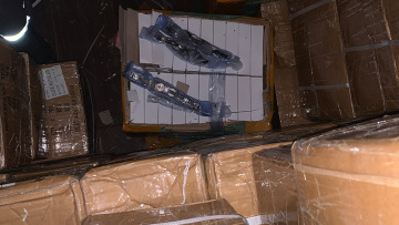 ΑΑΔΕ: Εντοπίστηκε κοντέινερ με 70.000 μαϊμού ρολόγια και 12.000 παπούτσια