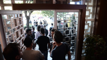 Δείτε βίντεο: «Εισβολή» εργαζομένων στον τουρισμό - επισιτισμό στο υπουργείο Τουρισμού