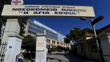 Κορινθία: Σε κρίσιμη κατάσταση παραμένει το αγοράκι που έπεσε από μπαλκόνι στο Ζευγολατιό