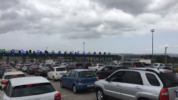 Τριήμερο Αγίου Πνεύματος: Συνεχίζεται μαζικά η έξοδος - Ουρές αυτοκινήτων στις Αφίδνες