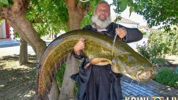 Τρίκαλα: Ψάρι 35 κιλών «έβγαλε» ιερέας από τον Πηνειό ποταμό