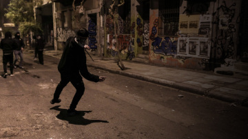 Επιθέσεις με μολότοφ κατά των ΜΑΤ στα Εξάρχεια