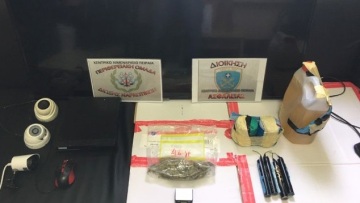 Δείτε βίντεο: Επιχείρηση των κομάντο του Λιμενικού- Βρήκαν εμπρηστικό μηχανισμό και ναρκωτικά 