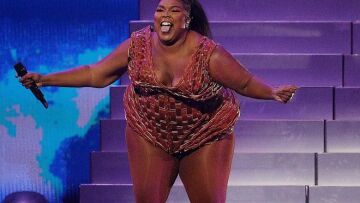 Η Lizzo απαντά σε όσους την κατακρίνουν για τα κιλά της - Δείτε βίντεο 