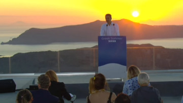 Μητσοτάκης από Σαντορίνη: Νέο κεφάλαιο για τον ελληνικό τουρισμό