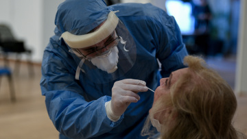 Κορωνοϊός: Οι τοπικές εξάρσεις και ο εφησυχασμός των πολιτών προβληματίζουν τους ειδικούς