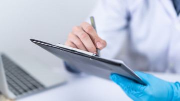 Ο ψευτογιατρός «μας πέθανε το παιδί μας και έλεγε ότι θα την δούμε νυφούλα»