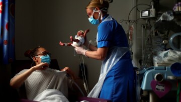 Κορωνοϊός - Βρετανία: Κέρδισε τη μάχη για τη ζωή ο μικρός Τίο που γεννήθηκε ένα κιλό εν μέσω πανδημίας