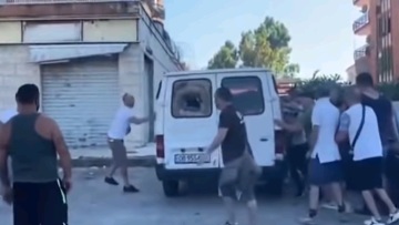 Κορωνοϊός: Νύχτα εντάσεων έξω από τη Νάπολη - Διαδηλωτές πυρπόλησαν φορτηγό