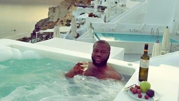 Ο Νιγηριανός influencer που αγαπούσε τη Σαντορίνη και έκλεψε 350 εκατ. από θύματα followers