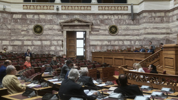 Βουλή: Σφοδρή σύγκρουση για τις διαδηλώσεις