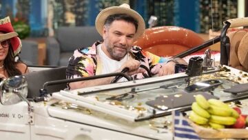 Γρηγόρης Αρναούτογλου: Το φινάλε, η τηλεθέαση, οι Μέλισσες, το άλογο και οι Μύγες!