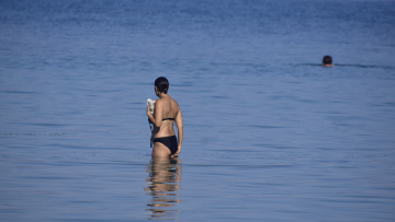 Καιρός: Η ζέστη «έβαλε φωτιά» στη θάλασσα -  Στους 27 βαθμούς Κελσίου η θερμοκρασία 