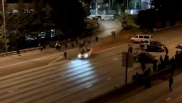 ΗΠΑ: Δύο διαδηλώτριες τραυματίστηκαν όταν έπεσε πάνω τους αυτοκίνητο – Δείτε το συγκλονιστικό βίντεο