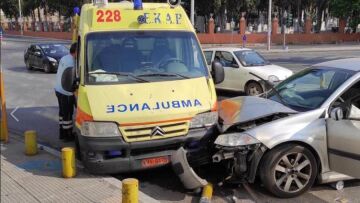 Θεσσαλονίκη: ΙΧ συγκρούστηκε με ασθενοφόρο του ΕΚΑΒ