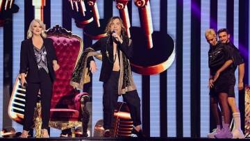 J2US: Ο Γιάννης Φλωρινιώτης έκανε μαθήματα χορού και φωνητικής στον Τρύφωνα Σαμαρά