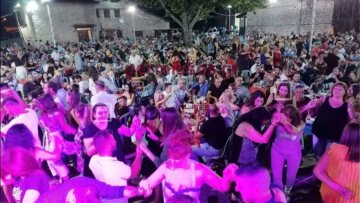 Απίστευτες εικόνες συνωστισμού παρουσία βουλευτών σε γλέντι στην Αλίαρτο