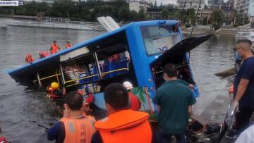 Κίνα: Λεωφορείο με μαθητές έπεσε σε λίμνη - Τουλάχιστον 21 νεκροί