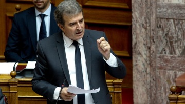 Χρυσοχοΐδης στη Βουλή: Ο νόμος για τις πορείες εξασφαλίζει τη Δημοκρατία, αλλά όχι τα επεισόδια και τη βία