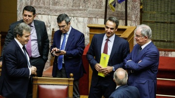 Νομοσχέδιο για τις διαδηλώσεις: «Πέρασε» με 187 ψήφους - Απείχαν Παπανδρέου και Καστανίδης