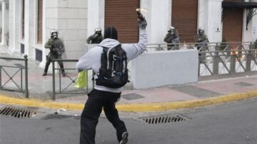 Επεισόδια στο κέντρο: Διώξεις για κακουργήματα κατά των συλληφθέντων και για τον τραυματισμό αστυνομικού