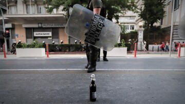 Συνελήφθη ο «κόκκινος» αστυνομικός: Κατηγορείται ότι εμπόδισε τη σύλληψη κουκουλοφόρου