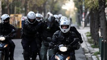 Ειδικοί φρουροί καταγγέλλουν αστυνομικό ότι απέτρεψε σύλληψη κουκουλοφόρου στα επεισόδια της Πέμπτης